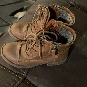 Girls tan short boots ties in the front